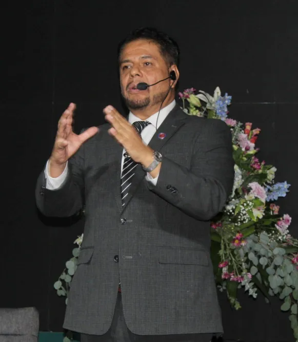 Dr. Adrián Guerrero Caracheo hablando en un evento sobre liderazgo